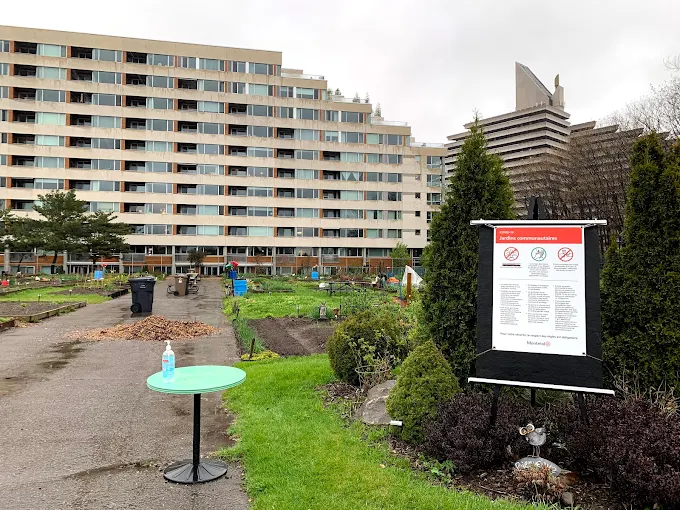Entrée et panneau du jardin communautaire